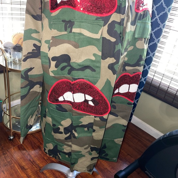 Plus Size Boutique Camo Jacket with sequin lips - Picture 4 of 7